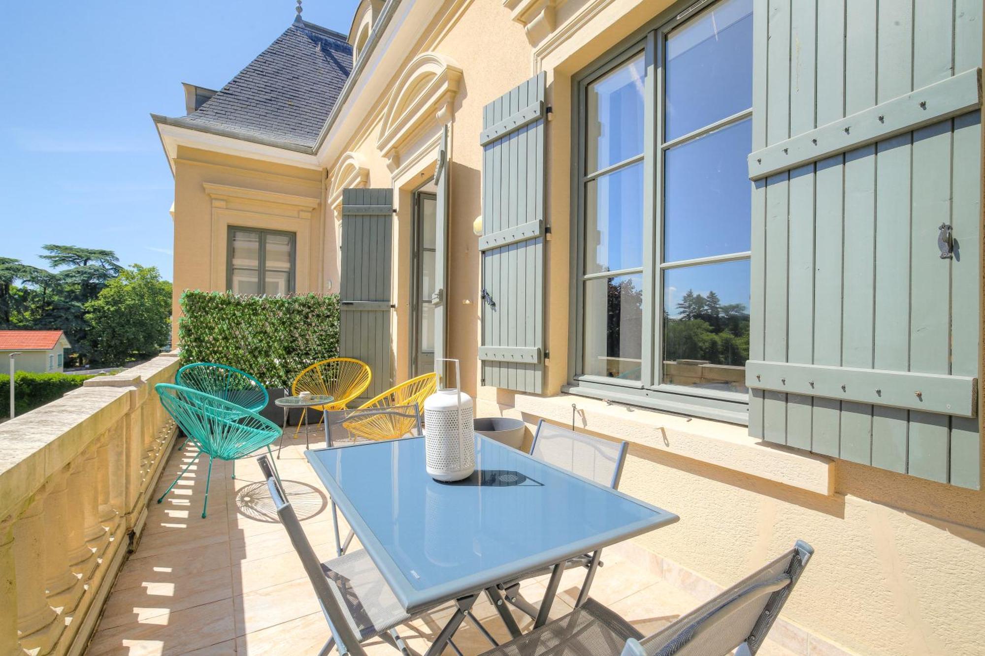 Chateau Ecully - Appartement 2 Chambres - Terrasse & Parking Eksteriør bilde