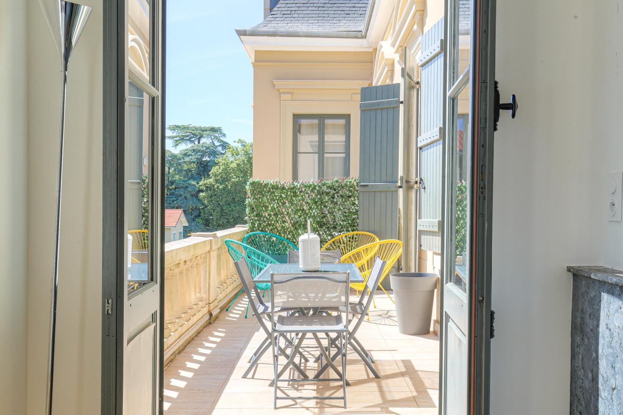Chateau Ecully - Appartement 2 Chambres - Terrasse & Parking Eksteriør bilde