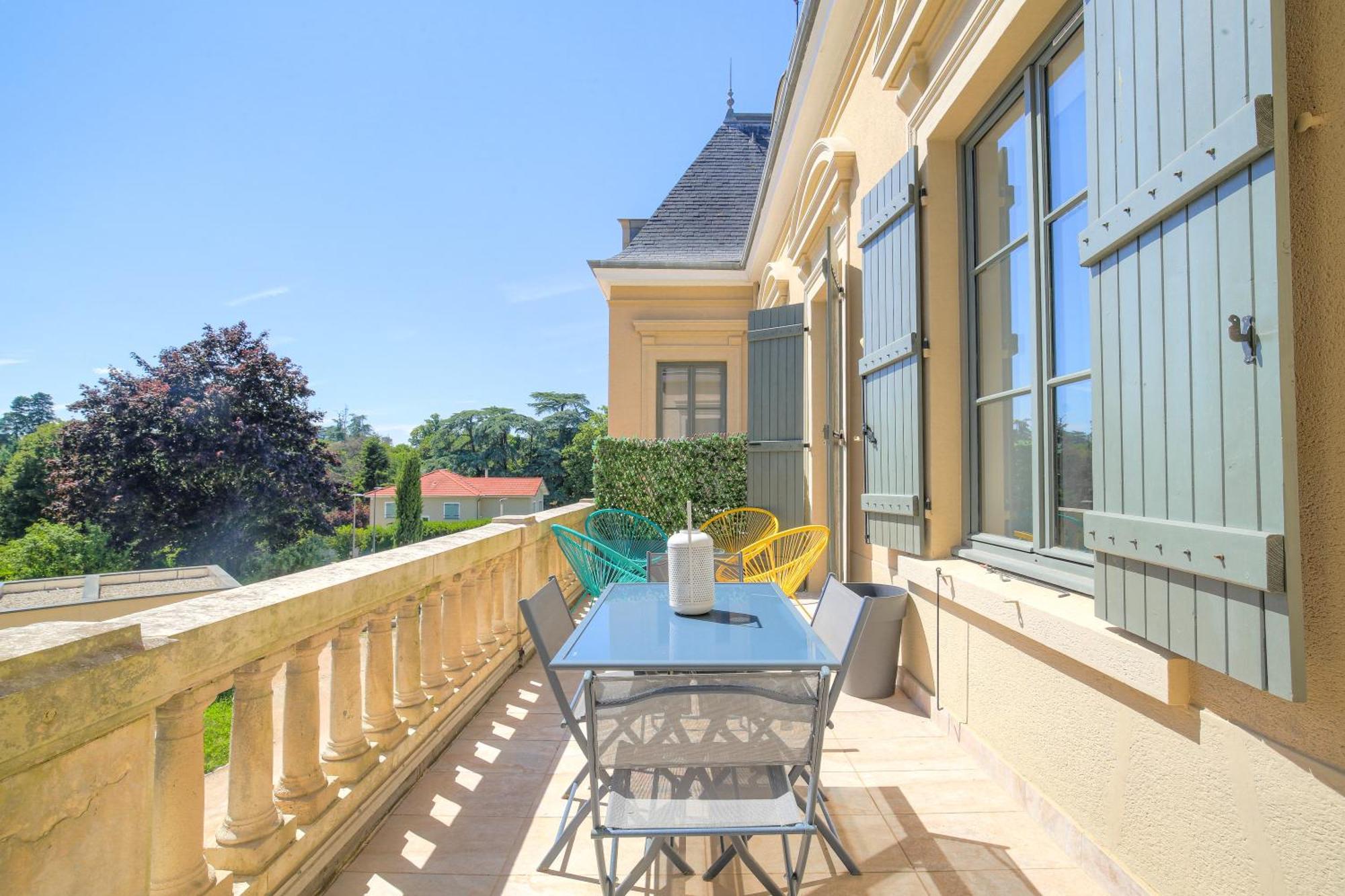 Chateau Ecully - Appartement 2 Chambres - Terrasse & Parking Eksteriør bilde