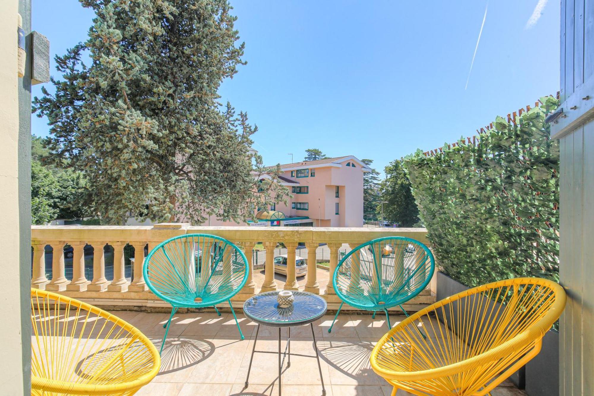 Chateau Ecully - Appartement 2 Chambres - Terrasse & Parking Eksteriør bilde