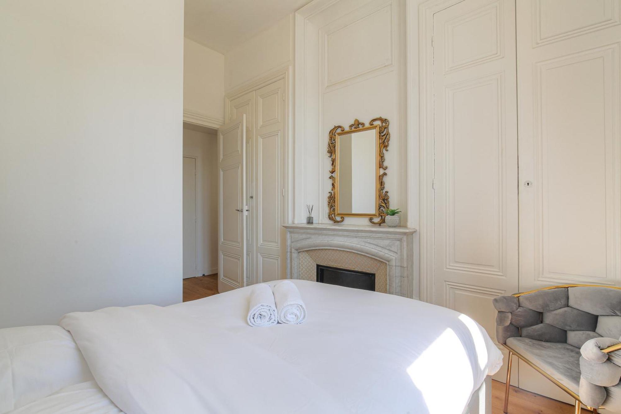 Chateau Ecully - Appartement 2 Chambres - Terrasse & Parking Eksteriør bilde