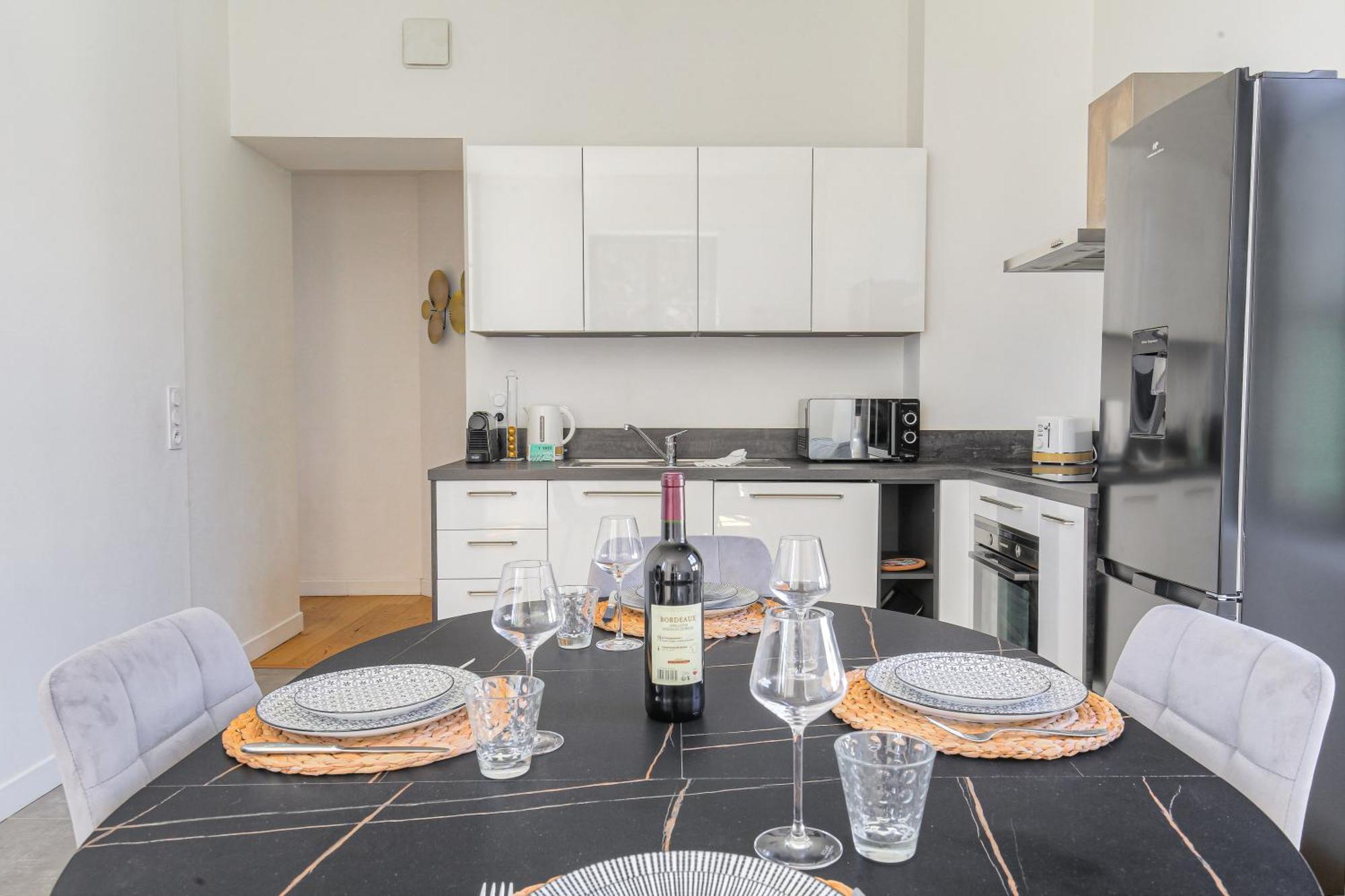 Chateau Ecully - Appartement 2 Chambres - Terrasse & Parking Eksteriør bilde